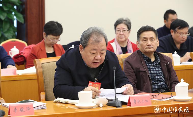 11月28日，吉狄馬加在中國(guó)作協(xié)八屆十一次主席團(tuán)會(huì)上宣讀文件。