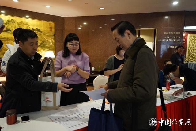 11月28日，中國(guó)作協(xié)第九次全國(guó)代表大會(huì)與會(huì)代表報(bào)到。