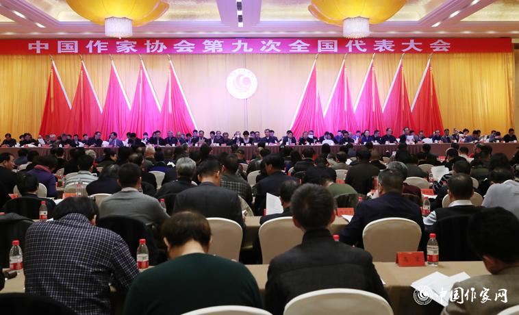 12月1日，中國(guó)作家協(xié)會(huì)第九次全國(guó)代表大會(huì)第二次全體會(huì)召開(kāi)。