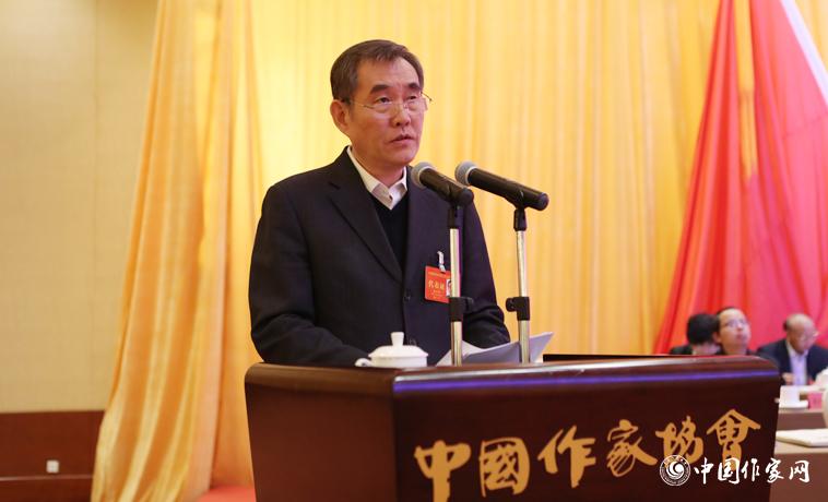12月1日，錢小芊作《中國(guó)作家協(xié)會(huì)第八屆全國(guó)委員會(huì)工作報(bào)告》。
