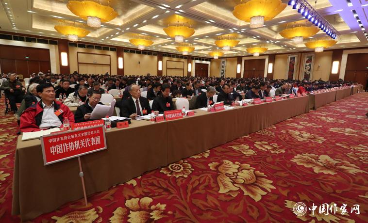 12月1日，中國(guó)作家協(xié)會(huì)第九次全國(guó)代表大會(huì)第二次全體會(huì)議召開(kāi)。