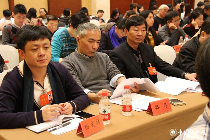 12月1日，第二次全體會(huì)召開(kāi)，與會(huì)代表聽(tīng)取報(bào)告。