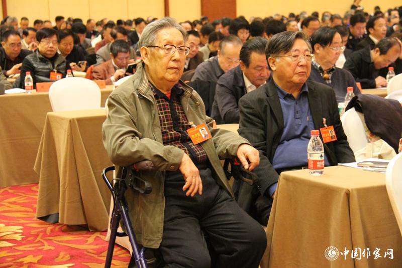 12月1日，第二次全體會(huì)上，代表們認(rèn)真聽(tīng)工作報(bào)告