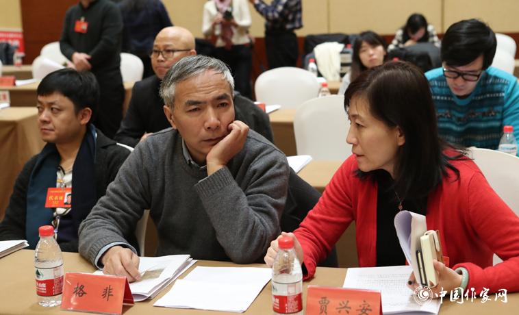 12月1日，第二次全體會(huì)議開(kāi)始前，與會(huì)代表交談。