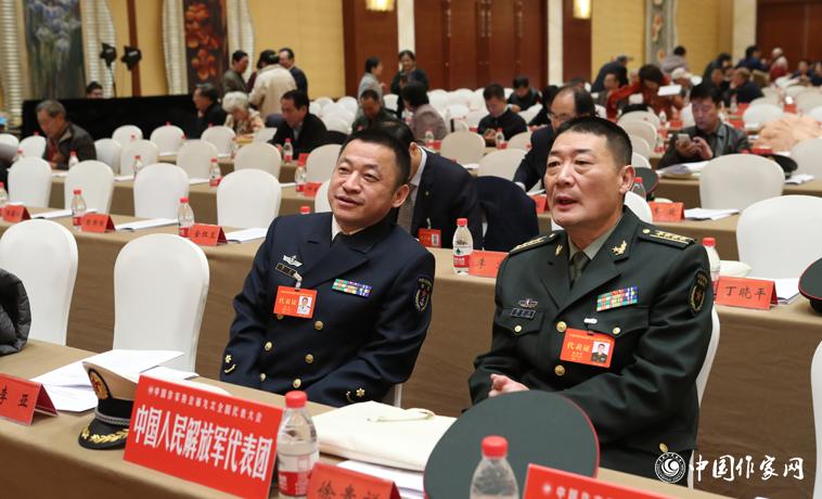 12月1日，第二次全體會(huì)議開(kāi)始前，與會(huì)代表徐貴祥、李亞交談。