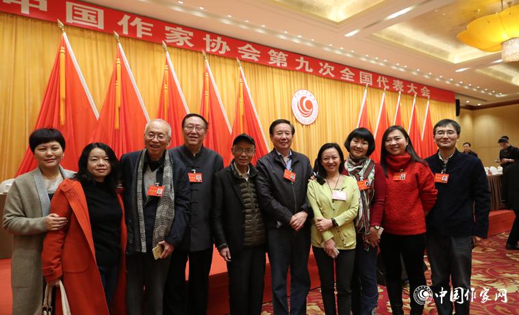 12月1日，第二次全體會(huì)議開(kāi)始前，部分代表合影。