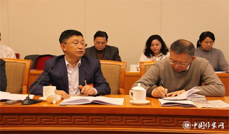 11月30日，黑龍江、四川代表團(tuán)分組學(xué)習(xí)討論，代表阿來(lái)發(fā)言。