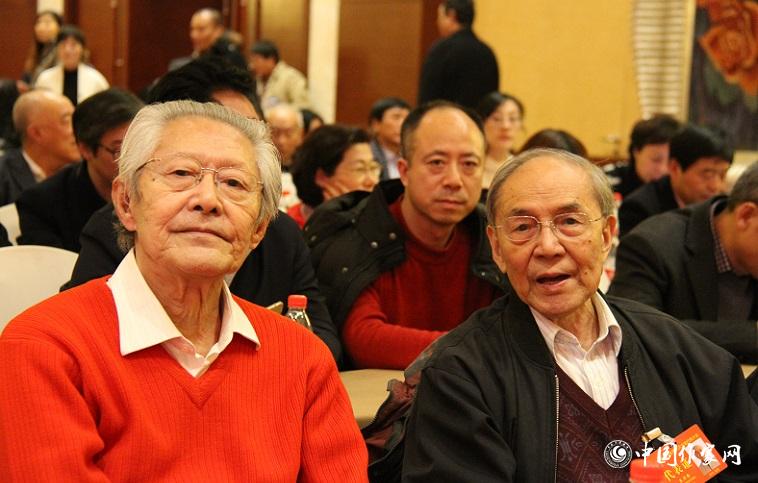 代表束沛德、崔道怡在報(bào)告會(huì)會(huì)場(chǎng)。