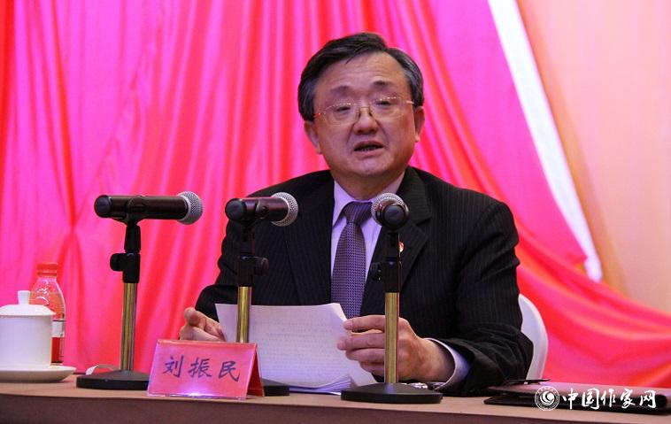 12月2日下午，外交部副部長(zhǎng)劉振民為代表們作國(guó)際形勢(shì)與外交工作報(bào)告。