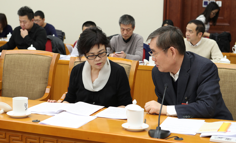 12月1日，中國(guó)作協(xié)代表團(tuán)分組學(xué)習(xí)討論，鐵凝、錢小芊交流。