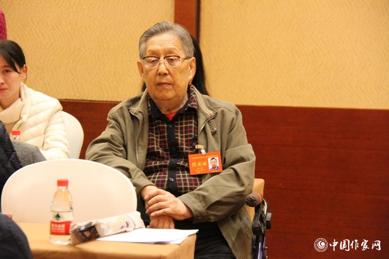 在中國(guó)作家協(xié)會(huì)第九次全國(guó)代表大會(huì)第三次全體會(huì)議上，代表柳萌認(rèn)真聆聽(tīng)。