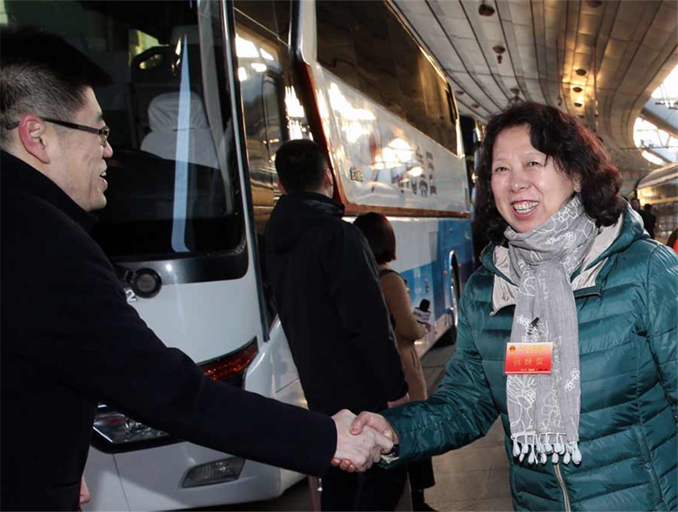3月2日，出席十二屆全國人大五次會(huì)議的黑龍江代表團(tuán)乘坐火車抵達(dá)北京站。