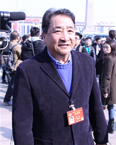 參加全國政協(xié)開幕會(huì)的委員姜昆