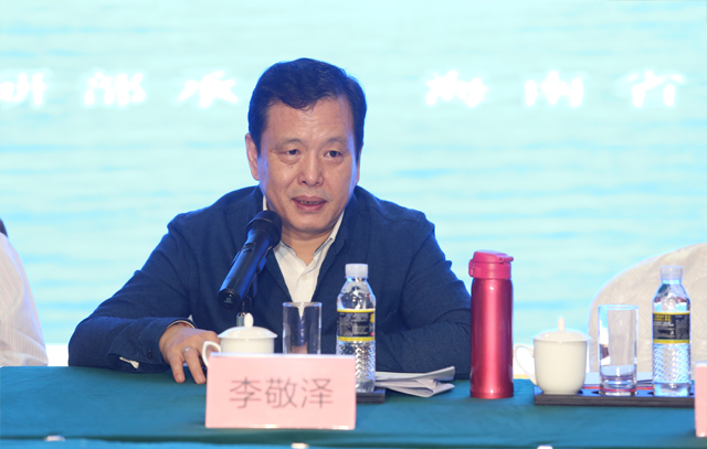 中國作協黨組成員、副主席李敬澤主持開幕式