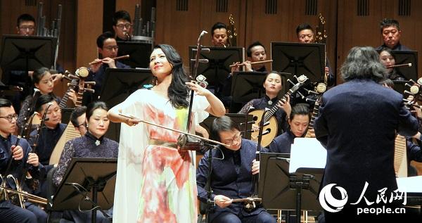 二胡演奏家馬曉暉與樂隊一起演奏《梁祝》。記者 任彥攝