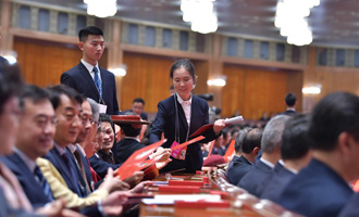 全國政協第四次全體會，工作人員發放選票