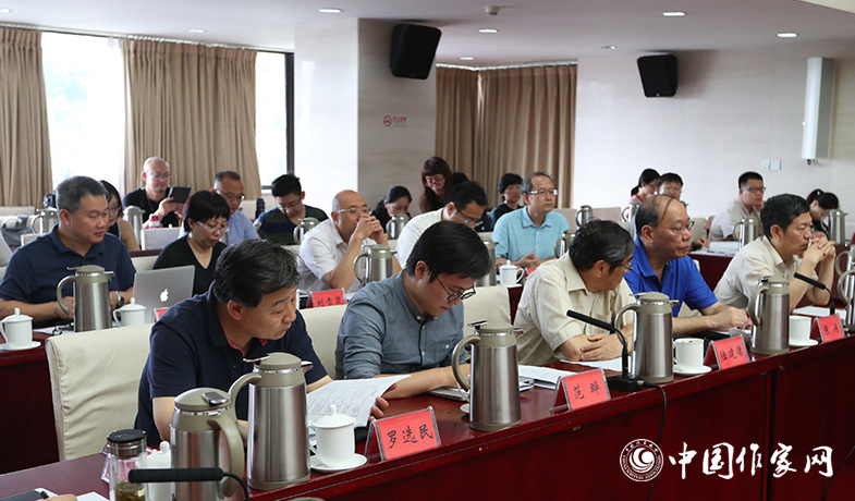 7月28日，第七屆魯迅文學(xué)獎(jiǎng)各評(píng)委會(huì)全體會(huì)現(xiàn)場(chǎng)