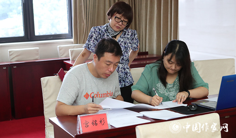 8月11日，聯(lián)絡(luò)員統(tǒng)計(jì)選票，紀(jì)監(jiān)組人員監(jiān)督工作