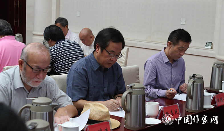 8月11日，評(píng)委們?cè)诮K評(píng)會(huì)上填寫選票