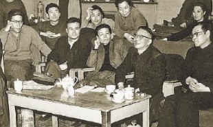 1963年4月2日，老舍（前排右二）觀看《茶館》排練后與演職人員交談