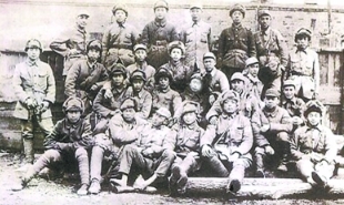 1946年4月，牡丹江軍區(qū)剿匪小分隊的部分官兵合影，《林海雪原》原型