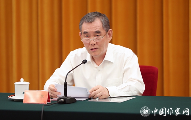 中國作協(xié)黨組書記、副主席錢小芊在會上發(fā)言