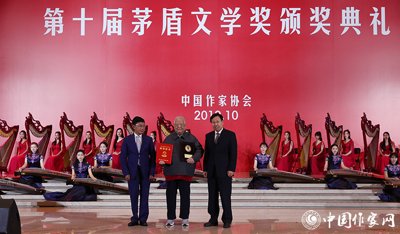 王曉暉、阿來為獲獎作品徐懷中頒獎
