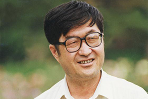 翻譯獎：漢文譯維吾爾文作者：牙生·賽依提（維吾爾族）         獲獎感言　　掌握一門語言就好像打開了一片新天地。上世紀80年代以后，我讀了許多漢族作家的作品，包括譯成漢語的許多國外作家的文學(xué)作品。當時我所讀過的這些文學(xué)作品，依然沒有維文版，廣大維吾爾讀者則無法讀到這些文學(xué)作品。我覺得自己有責任將這些好的作品分享給維吾爾族讀者，讓他們也能一起欣賞和感悟優(yōu)秀的作品……