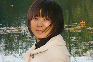 報告文學(xué)獎：《海雀，海雀》作者：王華（仡佬族）         獲獎感言　　海雀被一大片森林摟著，房舍間，還有各家根據(jù)自己的喜歡種的各種果樹、花樹。幾輪的房改工程，已經(jīng)將這里的民房統(tǒng)一了風格，道路也全部硬化了，半坡還有一個小廣場，村里有了拿工資的清潔工——海雀很美。以至于，我都不太相信曾經(jīng)的海雀真是資料上介紹的那個樣子——一個“苦甲天下”、不適合人居的地方……