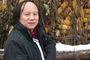 報告文學(xué)獎：《羅布泊新歌》作者：劉國強（滿族）         獲獎感言　　我對“下沉”這個詞匯充滿感情。下沉的力度和深度，決定回彈的高度。下沉進生活里，總會找到一眼旺泉。有人說，只要生活著，隨處都是生活。我不敢茍同，因為此“生活”和彼“生活”是不一樣的。我們生活的時代，趕上百年未有之大變局，原態(tài)生活往往比我們想象的還要刺激、精彩……