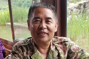 報告文學(xué)獎：《宋文驄——從游擊隊員到殲10之父》作者：段平（回族）         獲獎感言　　有時候，正如古羅馬人韋格修斯所說，如果你想要和平，那就準備戰(zhàn)爭。這是逼不得已的事情。而為了不戰(zhàn)而屈人之兵，除了軍隊的準備，就是我們大國重器的鑄造者，我們的科學(xué)家了。作為一個長期從事軍事題材創(chuàng)作的文學(xué)人，一個老兵，為他們而歌，我責無旁貸……