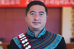 報告文學(xué)獎：《懸崖村》作者：阿克鳩射（彝族）         獲獎感言　　作為“懸崖村”脫貧攻堅奮斗歷程的記錄者，我深切感受到，自打響脫貧攻堅戰(zhàn)以來，黨和政府對彝族地區(qū)脫貧攻堅工作的重視和支持，社會各界對彝族地區(qū)的幫扶，基層黨員干部的實干、苦干、巧干精神，以及彝區(qū)群眾為創(chuàng)造幸福生活而迸發(fā)出的強大內(nèi)生動力……