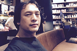 中短篇小說獎：《人間消息》作者：李約熱（壯族）         獲獎感言　　自2003年以“李約熱”為筆名發(fā)表作品以來，已經(jīng)過去17個年頭。17年來，在祖國南疆、美麗神奇的八桂大地上，有很多動人的故事吸引著我。我寫作的靈感，來自我曾經(jīng)生活、工作過的鄉(xiāng)村，生活在那里的人們，他們的生存狀態(tài)、他們的喜怒哀樂、他們的所思所想、他們對美好生活的追求，給我提供了豐富的寫作素材……