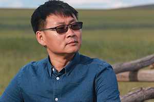 中短篇小說獎：《騎馬周游世界》作者：海勒根那（蒙古族）         獲獎感言　　在我看來，短篇小說就像一條條布滿霧氣的纖細支流，讀者自己會撥開層層云霧，見到它們蜿蜒爬行的樣子。而前方它們即將一泄而入的那條大河，會帶給你忽然的寬廣與源遠流長。所以我愿意用溪水般純凈的語言和九曲回腸的意境，努力涌向?qū)掗煹暮恿鳎钡浇咏鼔糁械拇蠛！Ｄ鞘俏膶W(xué)的大海，春暖花開的大海……