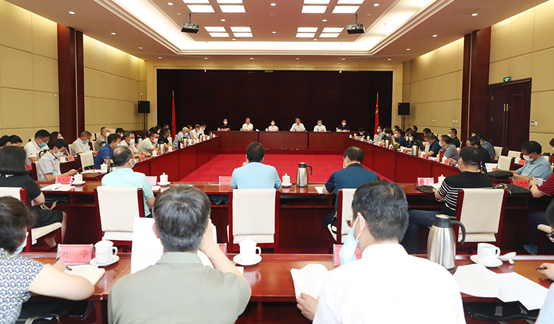 8月12日，第十二屆全國少數(shù)民族文學(xué)創(chuàng)作駿馬獎評獎委員會第一次全體會議在京舉行