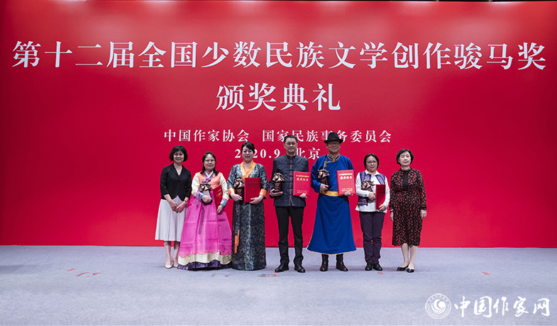 中國作家協(xié)會主席鐵凝、作家葉梅為長篇小說獎獲獎?wù)哳C獎