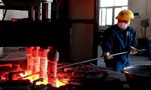 作家汪峰、賀璞走進江西銅業(yè)和安源煤礦采訪