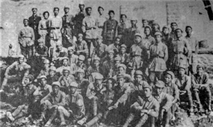 1942年，戰(zhàn)斗劇社全體在延安文化溝合影