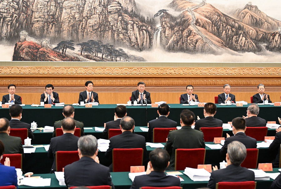 10月18日，中國共產黨第二十次全國代表大會主席團在北京人民大會堂舉行第二次會議。習近平、李克強、栗戰書、汪洋、王滬寧、趙樂際、韓正等出席會議。