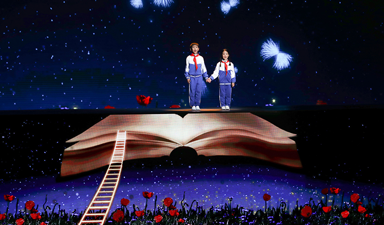 婁藝瀟、劉旖惟、李牧陽表演《大山里的小詩人》