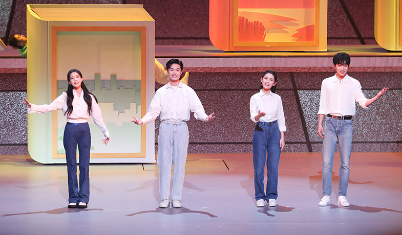 李一桐、張狄、蔣依依、范世錡表演情景歌舞《文學里的青春》