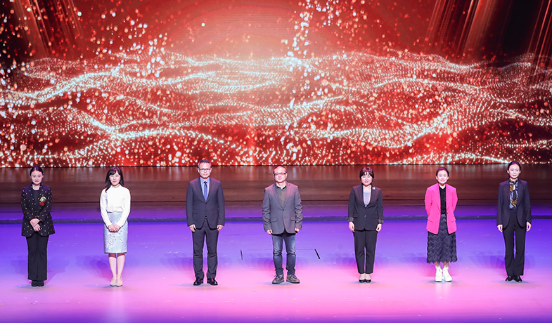 馬天牧、李亞梓、李偉長、李黎、吳越、季亞婭、趙萍代表責任編輯們上臺