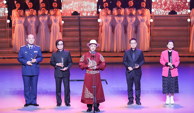 王凱、王松、索南才讓、艾偉、葛亮（季亞婭代領）（從左至右）領取中篇小說獎