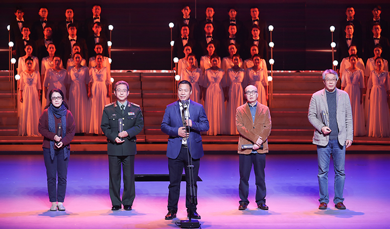 路也、劉笑偉、陳人杰、韓東、臧棣（從左至右）領取詩歌獎