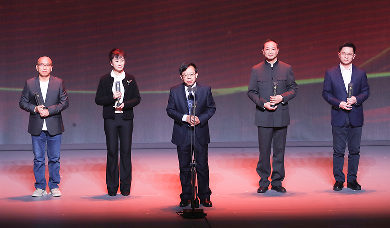 陳倉、李舫、龐余亮、江子、沈念（從左至右）領取散文雜文獎