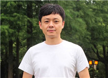 楊慶祥：李鳳群的寫作有國際視野　　《月下》為我們展現普通的女性，她們有著內在的生命意志，她們的精神有著復雜的維度。[詳細]