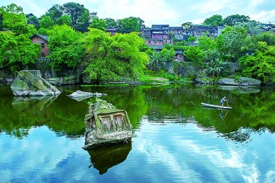 唐代造像石，位于四川省自貢市貢井區。