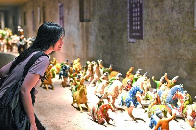 游客在河南洛陽朝陽鎮南石山村的唐三彩作品陳列展示館內參觀。新華社發