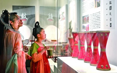 游客在陜西西安市鐘鼓樓博物館參觀鼓文化展。新華社發