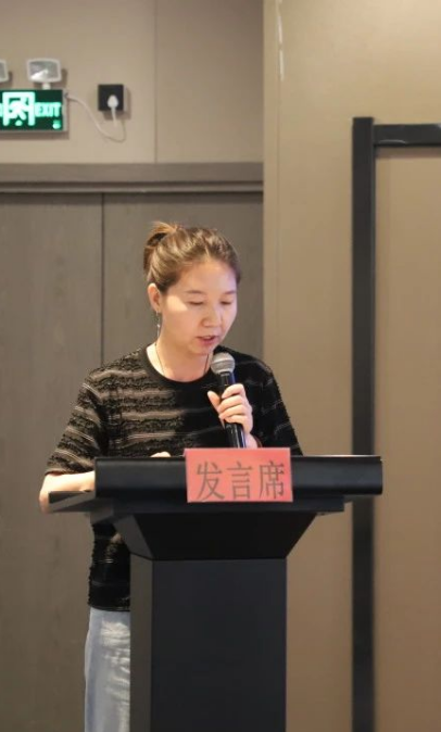 內蒙古翻譯家協會副秘書長趙朝霞傳達了內蒙古文聯第九次代表大會會議精神。